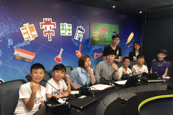 本校辯論隊隊員接受數碼電台訪問