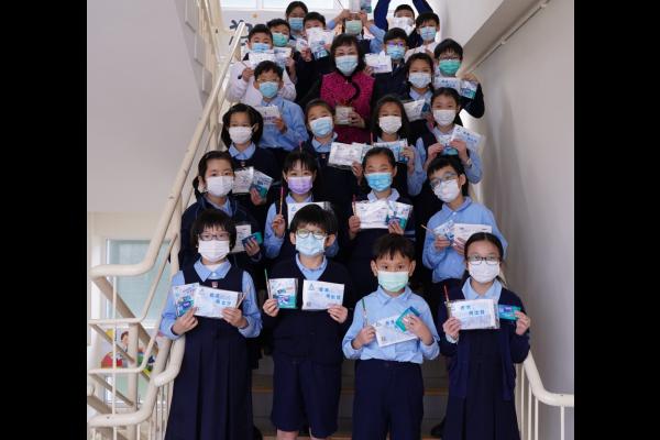 校長送贈小禮物，為同學們加油打氣