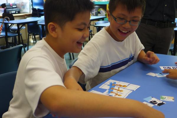 同學們愉快地製作禮物，準備贈送予老人中心的公公婆婆。