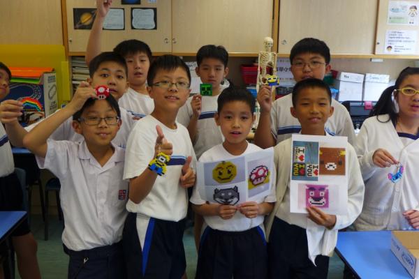 學生們一同和製成品合照