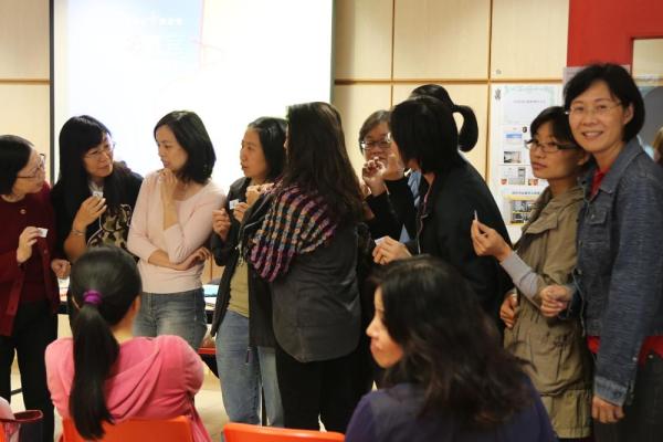 在活動中，家長們積極參與，親身學習教授子女的方式。