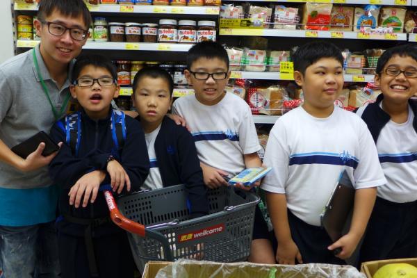 其中一小組與導師一同合照。