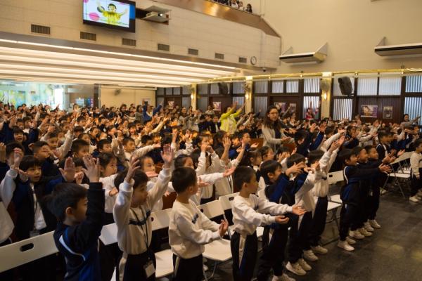 師生齊來投入感恩活動