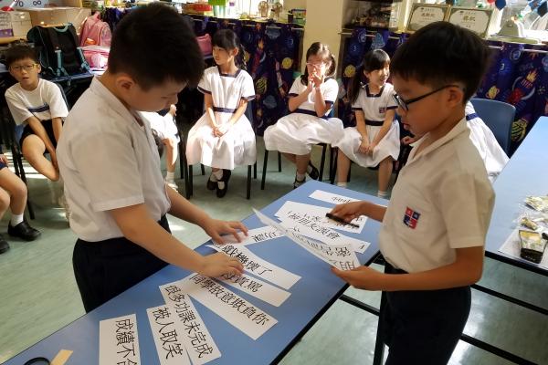 同學在思考遊戲中的字句。