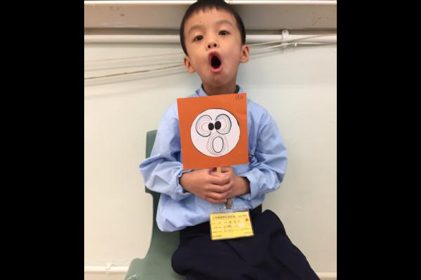 「結交腦朋友」成長小組的主題是幫助學生認識情緒，並加強其控制情緒的能力。透過不同的活動，學生能夠明白自己及別人的情緒。左圖中學生運用情緒圖卡，表達不同的情緒。