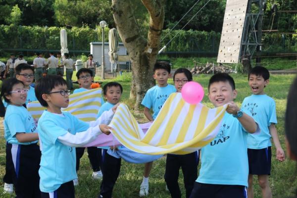 同學們一同玩耍。