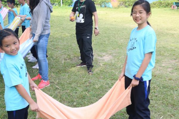 同學們正在玩接水彈的遊戲，十分刺激呢!