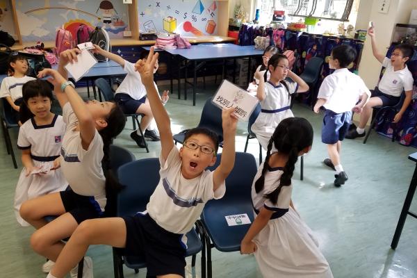 學生圍圈活動，學習處理情緒的方法